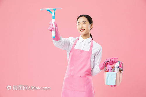 家政服务女性洒水清洁